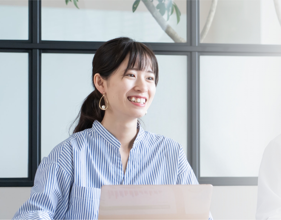 水色の服の女性