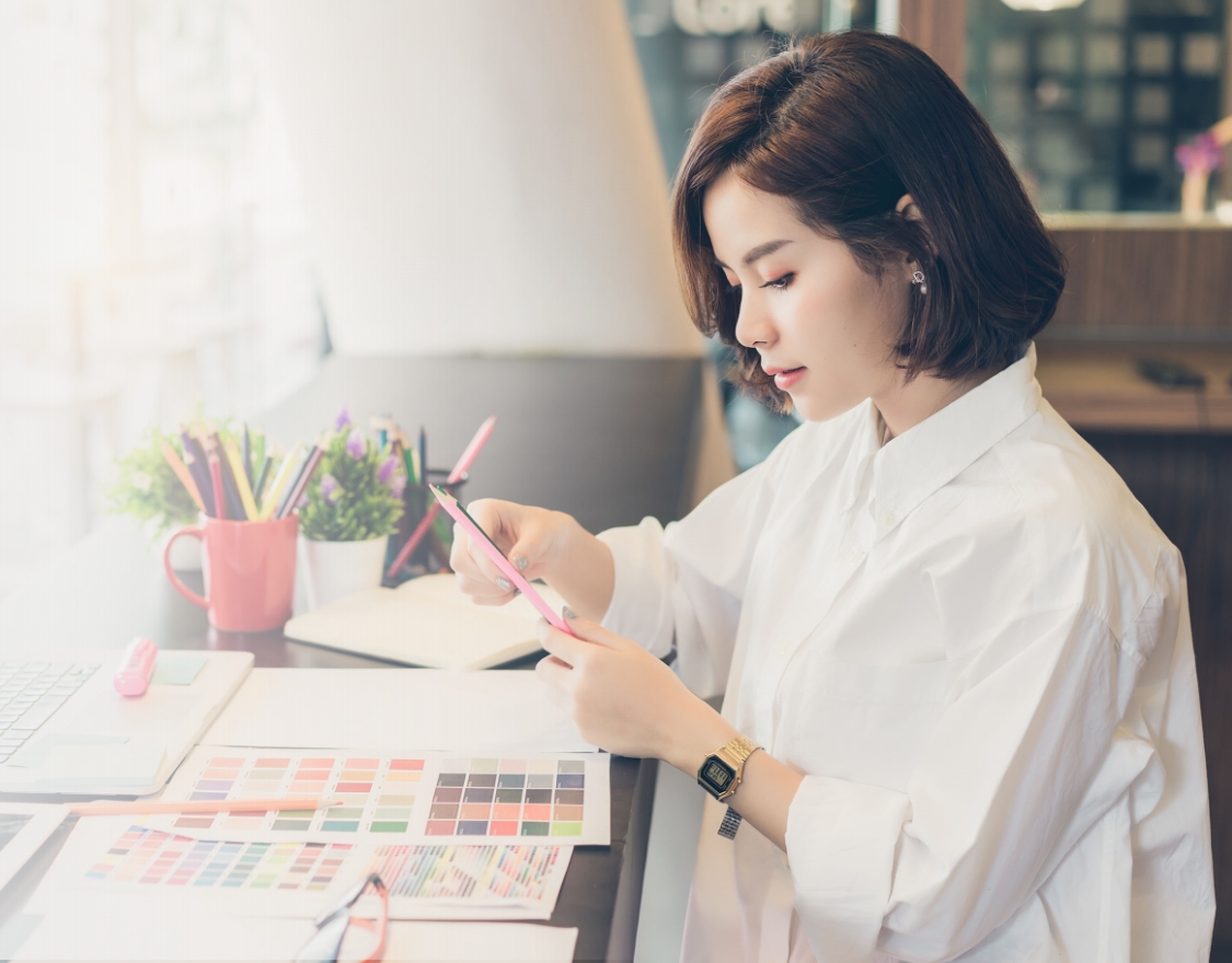 スマホを見ている女性