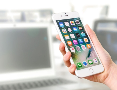 スマホを手に持った画像