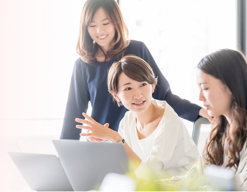 女性が会話している画像