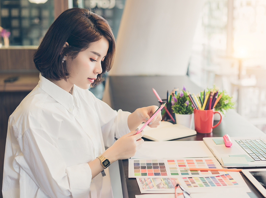 白ワイシャツの女性