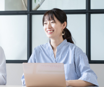 会議中の女性の画像