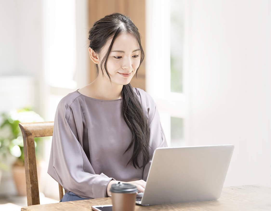 パソコンを操作している女性